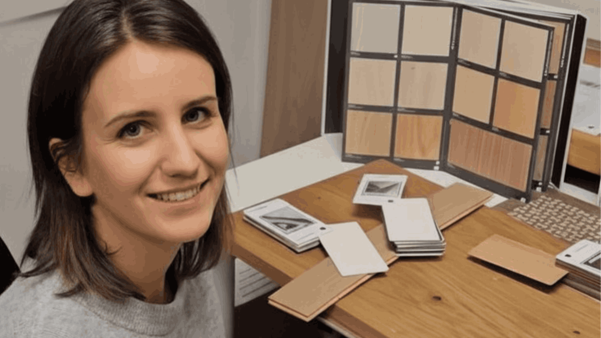 Sara Janecka z próbkami materiałów — projektowanie wnętrz